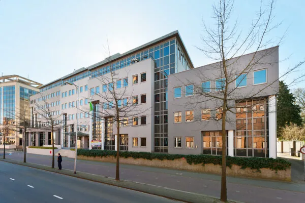 Kantoorgebouw aan de Barchman Wuytierslaan in Amersfoort met moderne gevel en grote ramen.